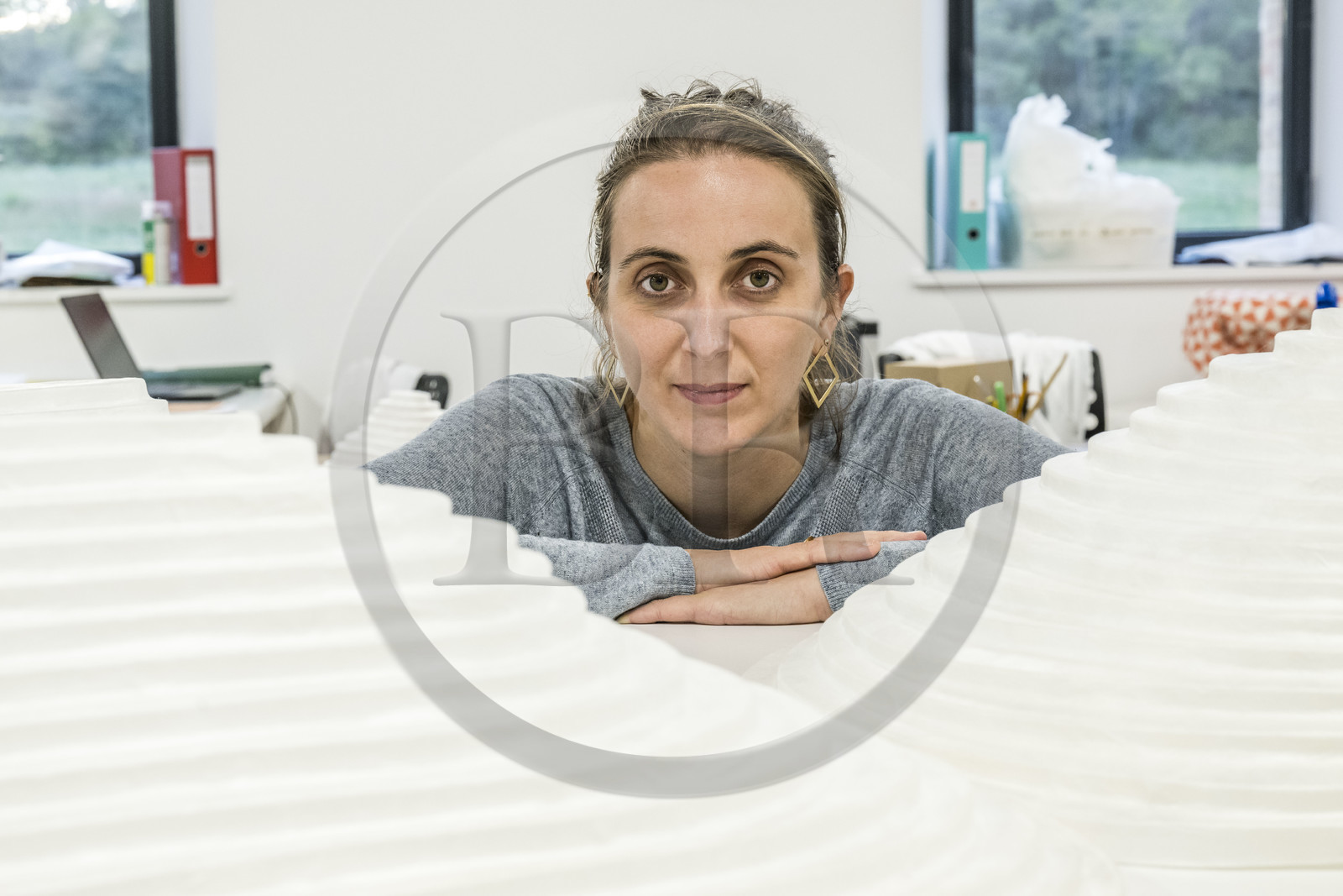 France, Gard (30), Bagard, l'Atelier Sericyne, production de soie d'exception et intissée pour la réalisation d'objets de décoration et d'art de vivre en soie, la fondatrice Clara Hardy