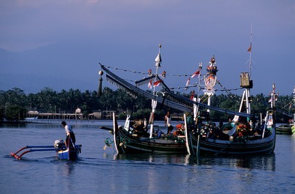 Indonésie, île de Bali, village de Perancak, bateaux de pêche richement décorés dans le bras de mer