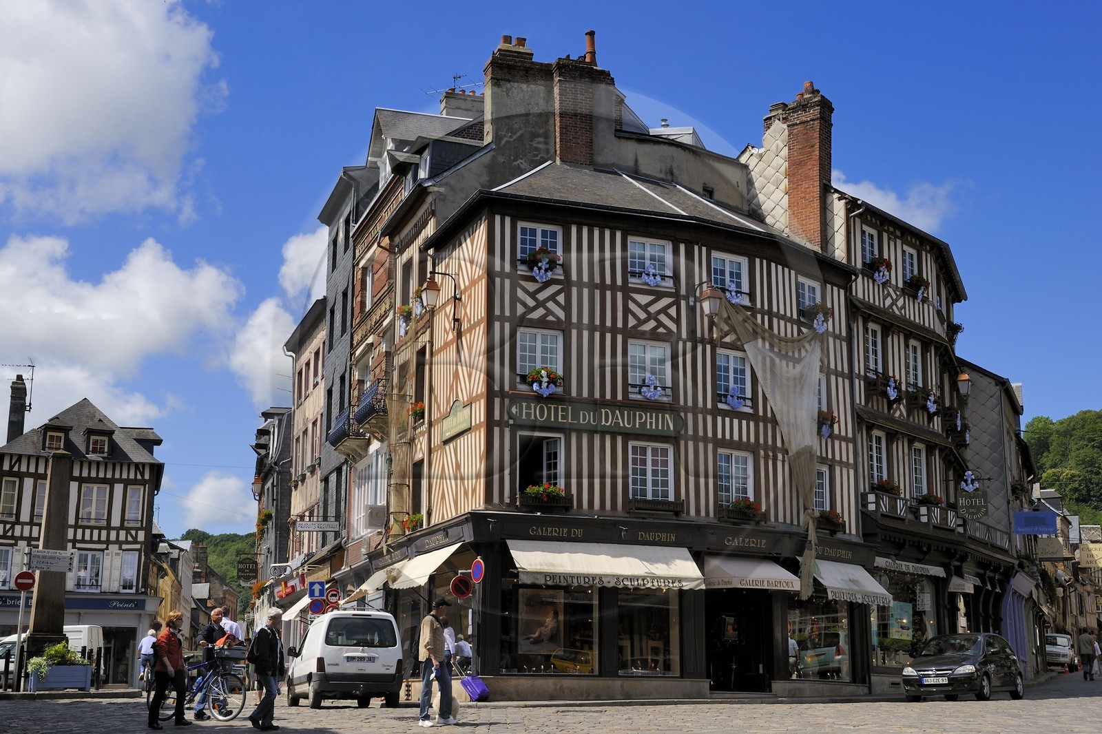 France, Calvados (14), Honfleur, maisons traditionnelles à colombages dans la rue du Dauphin
