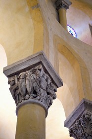 France, Puy-de-Dôme (63), Clermont-Ferrand, basilique Notre-Dame-du-Port de style roman auvergnat, classée Patrimoine Mondial de l'UNESCO au titre des Chemins de Saint-Jacques-de-Compostelle en France, chapiteau du choeur représentant la bataille de la charité contre l'avarice