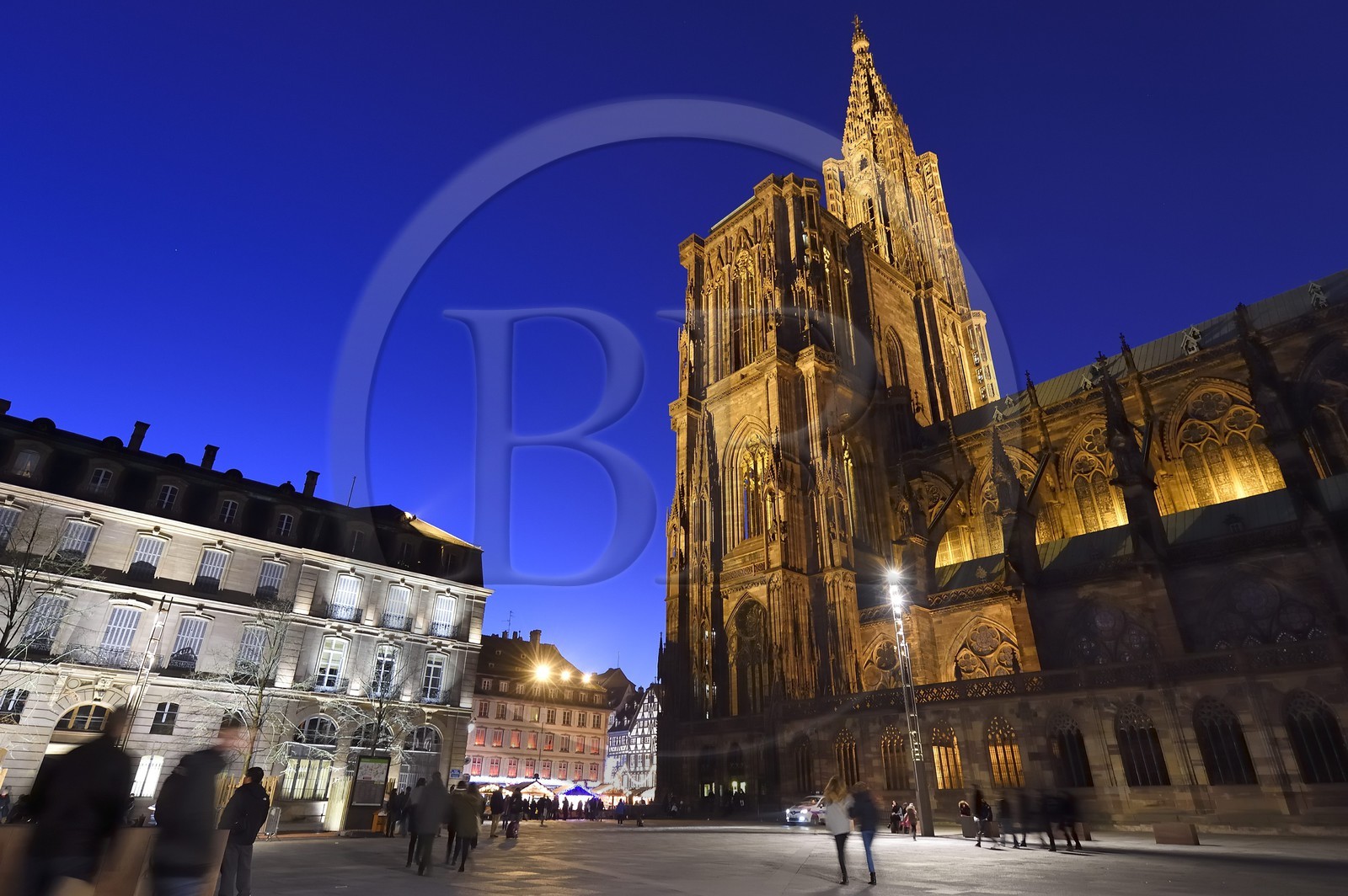 France, Bas-Rhin (67), Strasbourg, vieille ville classée au Patrimoine Mondial de l'UNESCO, place du Château, la Cathédrale Notre Dame