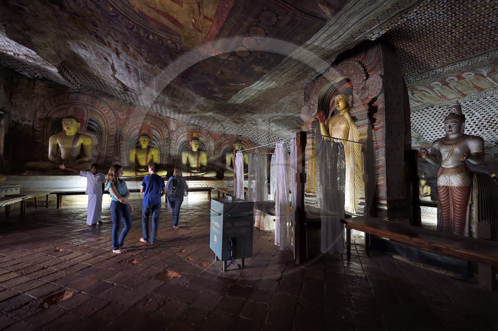 Sri Lanka, province du centre, district de Matale, Dambulla, Temple d'Or, Temple du Rocher Royal aussi appelé Ran Giri (Rocher doré) classé patrimoine mondial de l'UNESCO, la grotte n°2 Maharaja Viharaya est la plus vaste