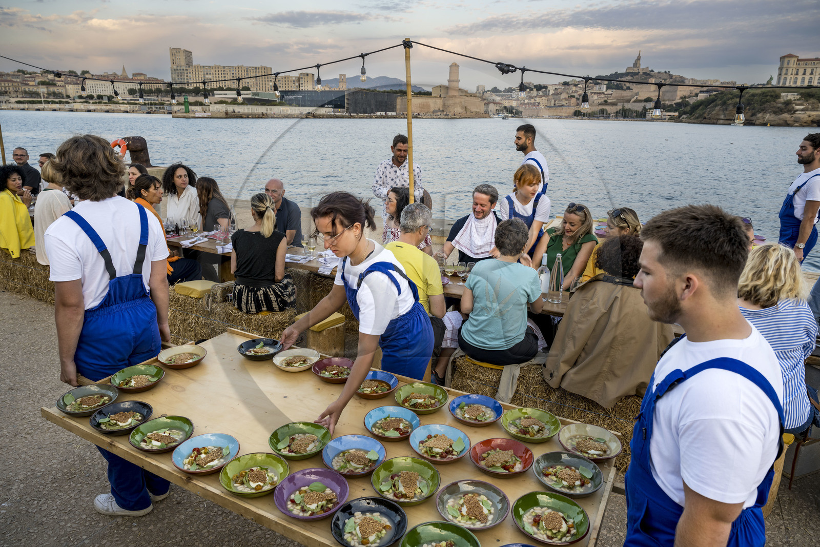 France, Bouches-du-Rhône (13), Marseille, Zone Euroméditerranée, grand port maritime de Marseille (GPMM), la digue du large, convives attablés à une grand table de banquet dressée par le chef Emmanuel Perrodin dans le cadre des Diners Insolites