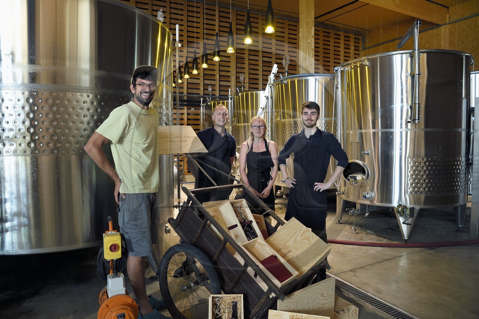 France, Bas-Rhin (67), Route des vins d'Alsace, Scherwiller, domaine viticole Achillée en biodynamie dans un batiment de construction entièrement naturelle, Jean Dietrich fait un débourbage de ses cuves