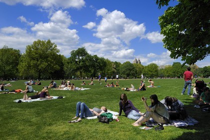 Etats-Unis, New York, Manhattan, Central Park, farniente et sport le dimanche sur la pelouse du terrain de baseball