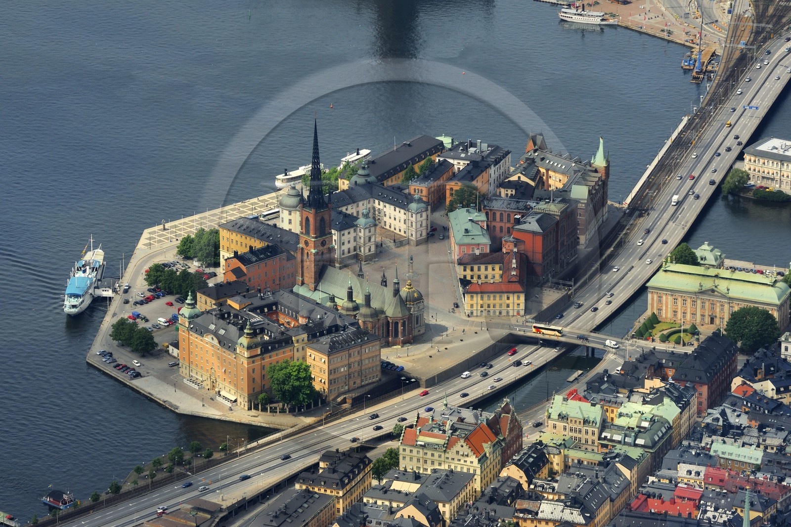 Suède, Stockholm, ile de Gamla Stan (vieille ville), île des Chevaliers (Riddarholmen) et l'église de Riddarholmen (Riddarholmskyrkan) (vue aérienne)