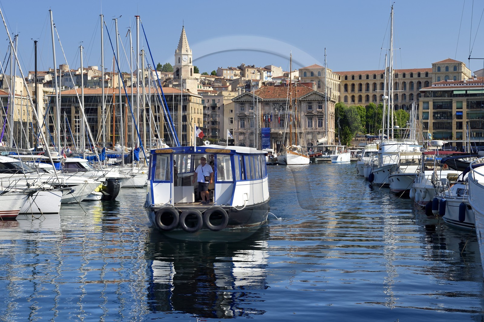France, Bouches-du-Rhône (13), Marseille, Le Vieux Port, le Ferry Boat qui traverse le port, l'hotel de ville en arrière plan