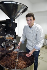 France, Pyrénées-Atlantiques (64), Pays-Basque, Bayonne, fèves de cacao dans le torrefacteur, Ronan Lagadec chocolatier de la fabrique et boutique Monsieur Txokola