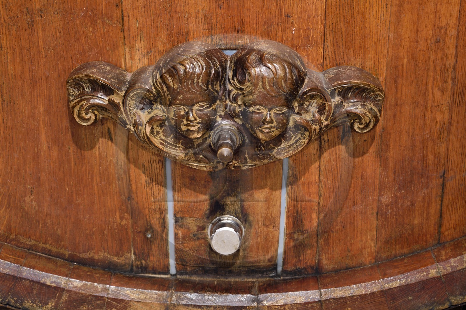 France, Bas-Rhin (67), Route des vins d'Alsace, Mittelbergheim, labellisé Les Plus Beaux Villages de France, caves souterraines du XVIème siècle du domaine viticole GILG, foudre centenaire