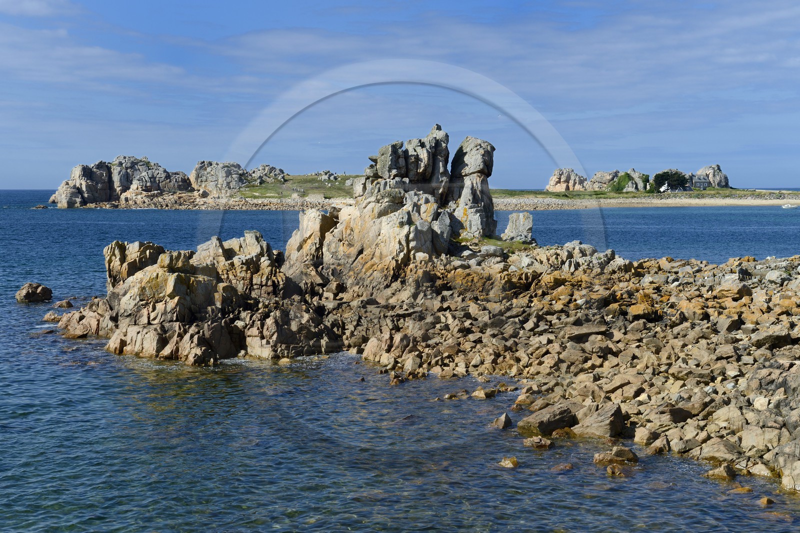France, Côtes-d'Armor (22), Côte d'Ajoncs, Plougrescant, Anse de Pors Scaff
