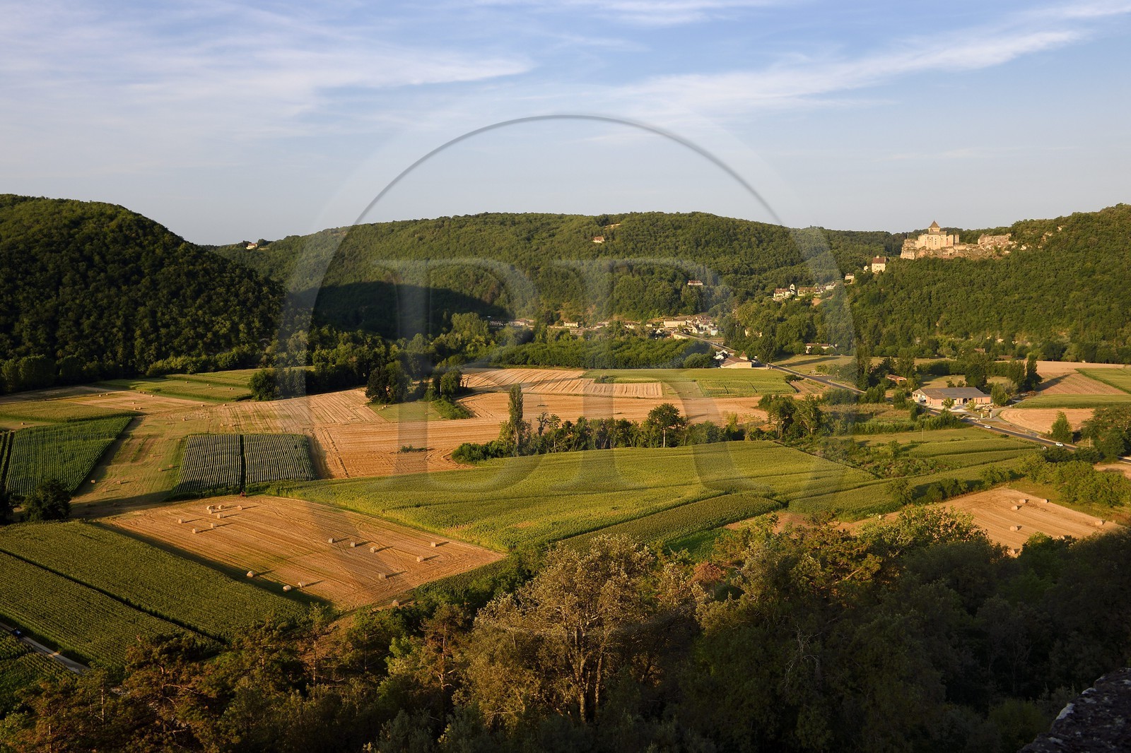 France, Dordogne (24), Périgord Noir, vallée de la Dordogne, Castelnaud-la-Chapelle labellisé Les Plus Beaux Villages de France, le château de Castelnaud-la-Chapelle vue depuis Les Jardins de Marqueyssac
