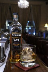 Royaume-Uni, Irlande du Nord, Belfast, le bar du Merchant Hotel dans une ancienne banque, bouteille de whisky Bushmills