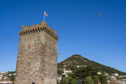 France, Alpes-Maritimes, Mandelieu La Napoule, castle of La Napoule (12th-19th century) largely rebuilt at the start of the 20th century by the American couple Henry and Marie Clews, it now houses the Clews Center for the Arts, The Great Flying Buttress bronze by sculptor Nicolas Lavarenne hangs from the Sarrazine tower