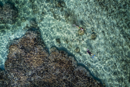 France, île de la Réunion, la Cote Ouest, plage du lagon de Saint-Gilles-Les-Bains à l'Ermitage-les-Bains, snorkeling dans le lagon (vue aérienne)