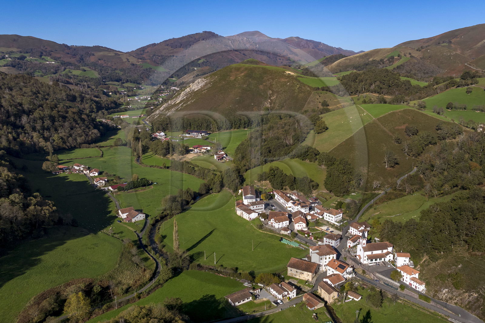 France, Pyrénées-Atlantiques (64), Pays-Basque, vallée des Aldudes, le village d'Urepel (vue aérienne)