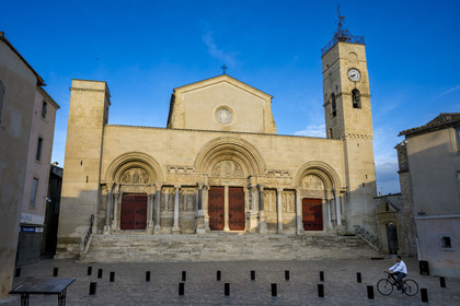 France, Gard (30), Saint-Gilles du Gard, église abbatiale de Saint-Gilles du XIIème-XIIIème siècle, classée Patrimoine Mondial de l'UNESCO au titre des chemins de Saint-Jacques de Compostelle en France, sculptures de la facade orientale de style art roman provencal