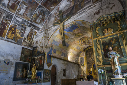 France, Hautes Alpes (05), Nevache, village de Plampinet, interieur de l'église Saint Sebastien, fresques murales du XVIe siecle, des scouts d'Europe, clan Saint Vincent de Paul, célèbrent une messe