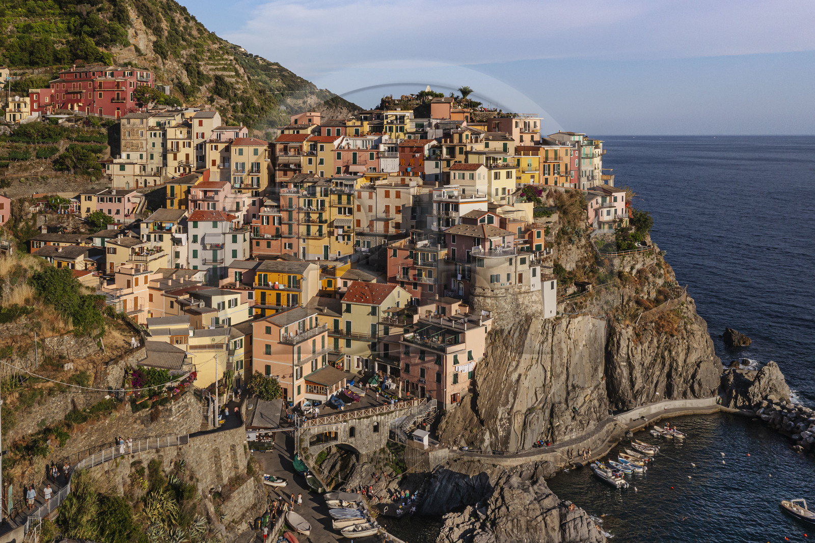 Italie, Ligurie, Cinque Terre, parc national des Cinque Terre classé Patrimoine Mondial de l'UNESCO, village de Manarola et son port (vue aérienne)