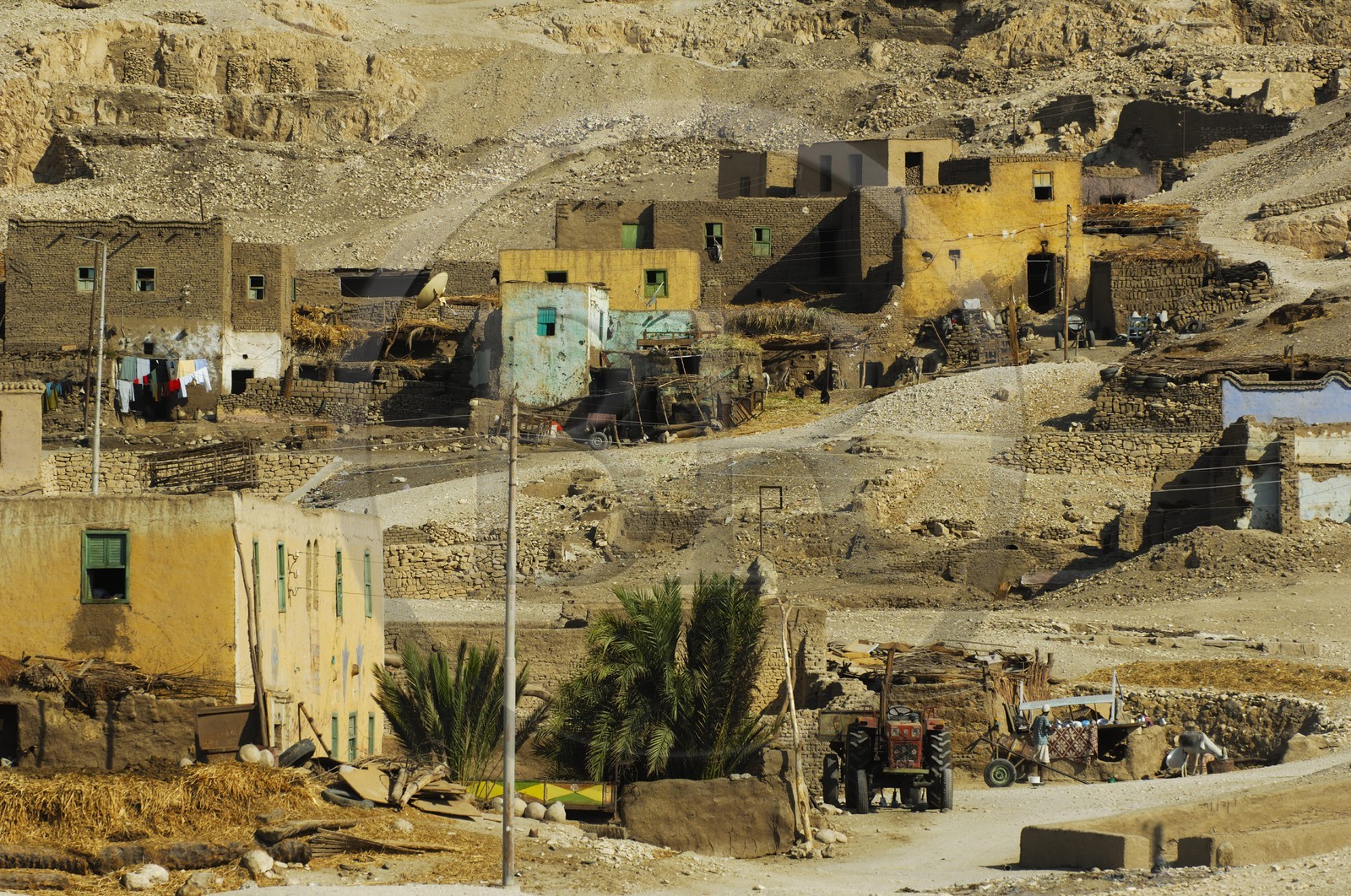 Egypte, Haute Egypte, vallée du Nil, environs de Louxor, Thèbes Ouest, nécropole thébaine, vieux village de Gournah au pied des Tombes des Nobles