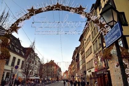 France, Bas-Rhin (67), Strasbourg, vieille ville classée au Patrimoine Mondial de l’UNESCO, Strasbourg Capitale de Noël s'affiche à l'entrée de la rue du Vieux-Marché-aux-Poissons