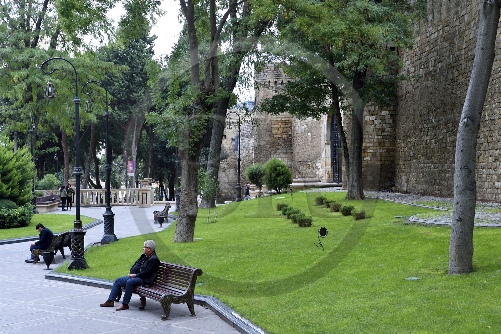Azerbaïdjan, Bakou, Vieille ville, classée au patrimoine mondial de l'UNESCO, le parc Sabir Bagi au pied des anciens remparts