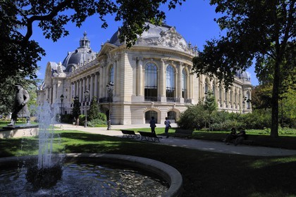 France, Paris (75), Petit Palais de l' architecte Charles Girault (Exposition universelle de 1900) et statue de Winston Churchill