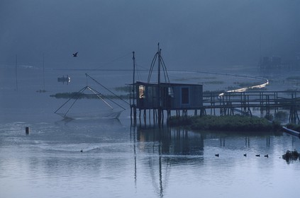 France, Côtes-d' Armor (22), carrelets en aval de l' écluse du Chatelier sur la Rance