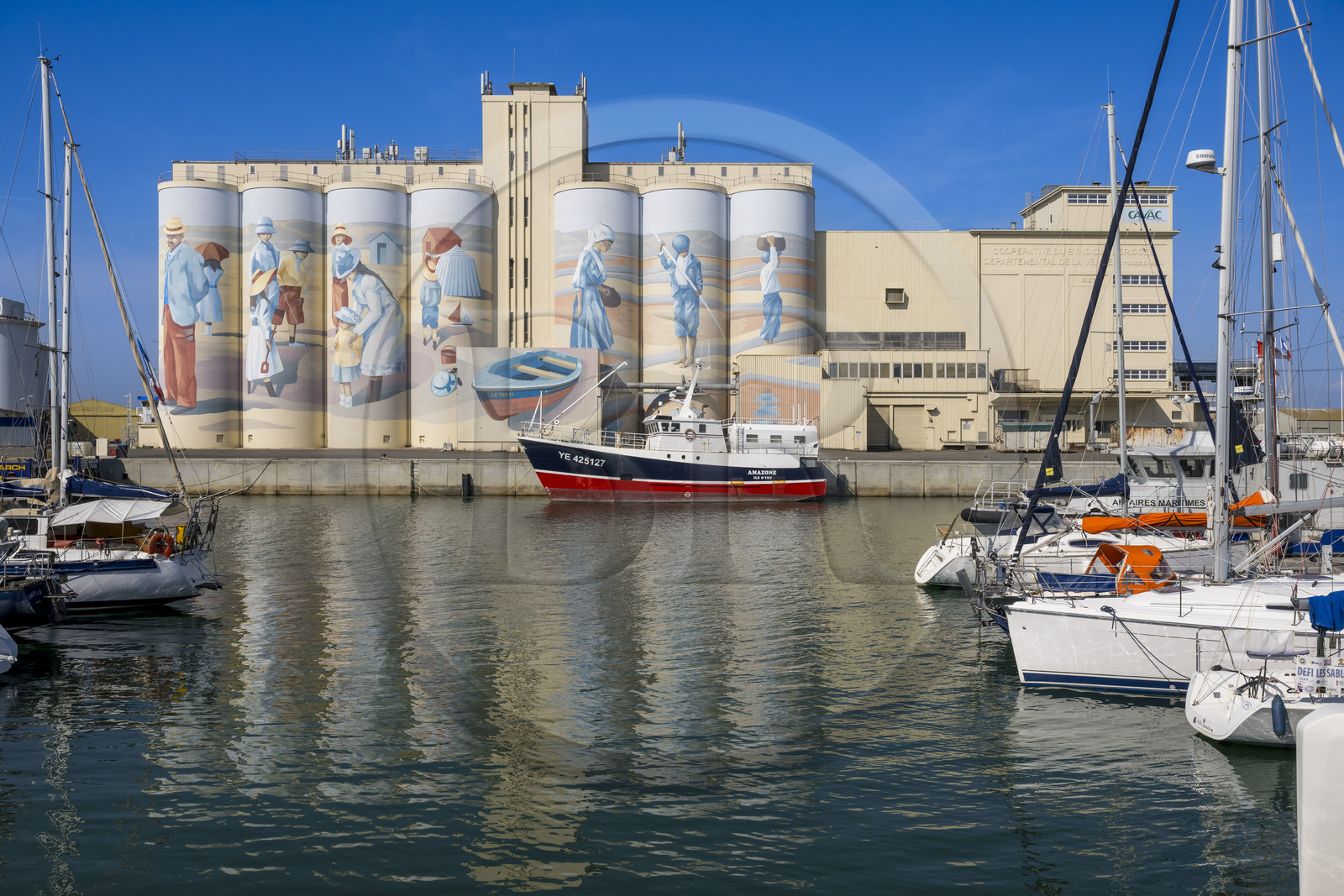 France, Vendée (85), Les-Sables-d'Olonne, le port, fresque retracant l'histoire de la ville peinte sur les silos de la coopérative Cavac par l'artiste basque Taroe