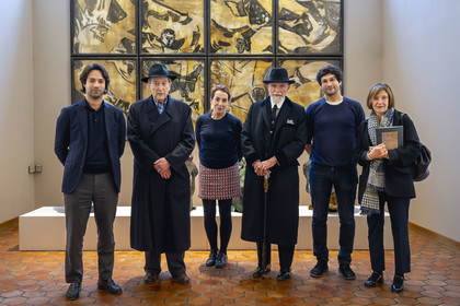 France, Paris (75), Musée Maillol, le peintre et sculpteur allemand Markus Lüpertz (quatrième à droite) lors de son exposition en dialogue avec l'oeuvre d'Aristide Maillol, en compagnie notamment de son galeriste Michael Werner ainsi que des jeunes galeristes Pierre Lorquin et Alexandre Lorquin