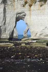 France, Seine-Maritime (76), Pays de Caux, Côte d'Albâtre, Etretat, la Manneporte vue depuis la pointe de la Courtine à marée basse