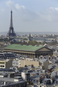 France, Paris (75), le fronton de l'église de la Madeleine, la verrière du Grand Palais et la Tour Eiffel