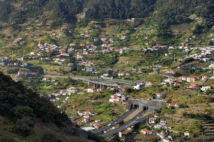 Portugal, Ile de Madère, Machico, la voie express et tunnels