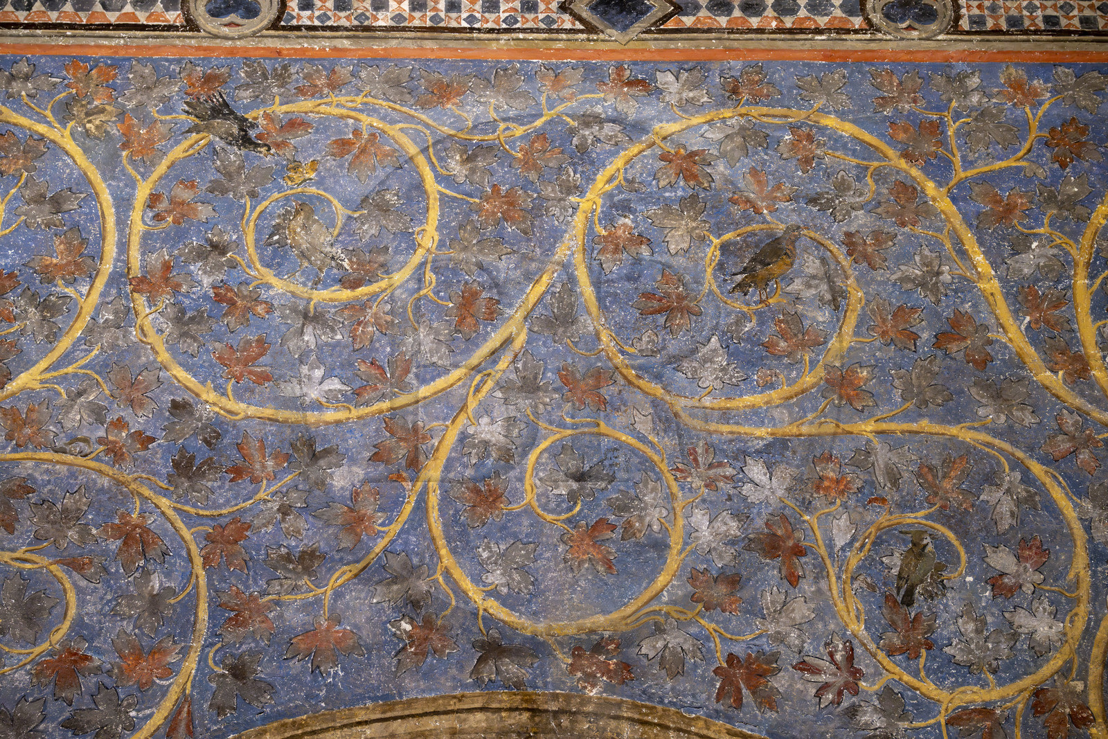 France, Vaucluse (84), Avignon, Palais des Papes classé Patrimoine mondial de l'UNESCO, la tour des Anges ou tour du pape, chambre du Pape, un espace végétal à deux dimensions fait de rinceaux de vigne et de chêne, parsemés d’oiseaux et d’écureuils, orne les murs sur un fond bleu ciel