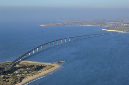 France, Charente-Maritime (17), Pont-viaduc de l'île de Ré (vue aérienne)
