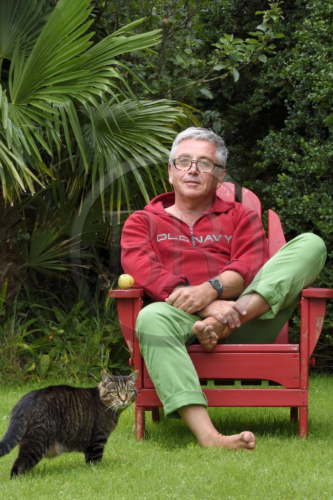 France, Finistère (29), Lannilis, Prat Ar Coum, l'artiste peintre Loic Madec dans son jardin