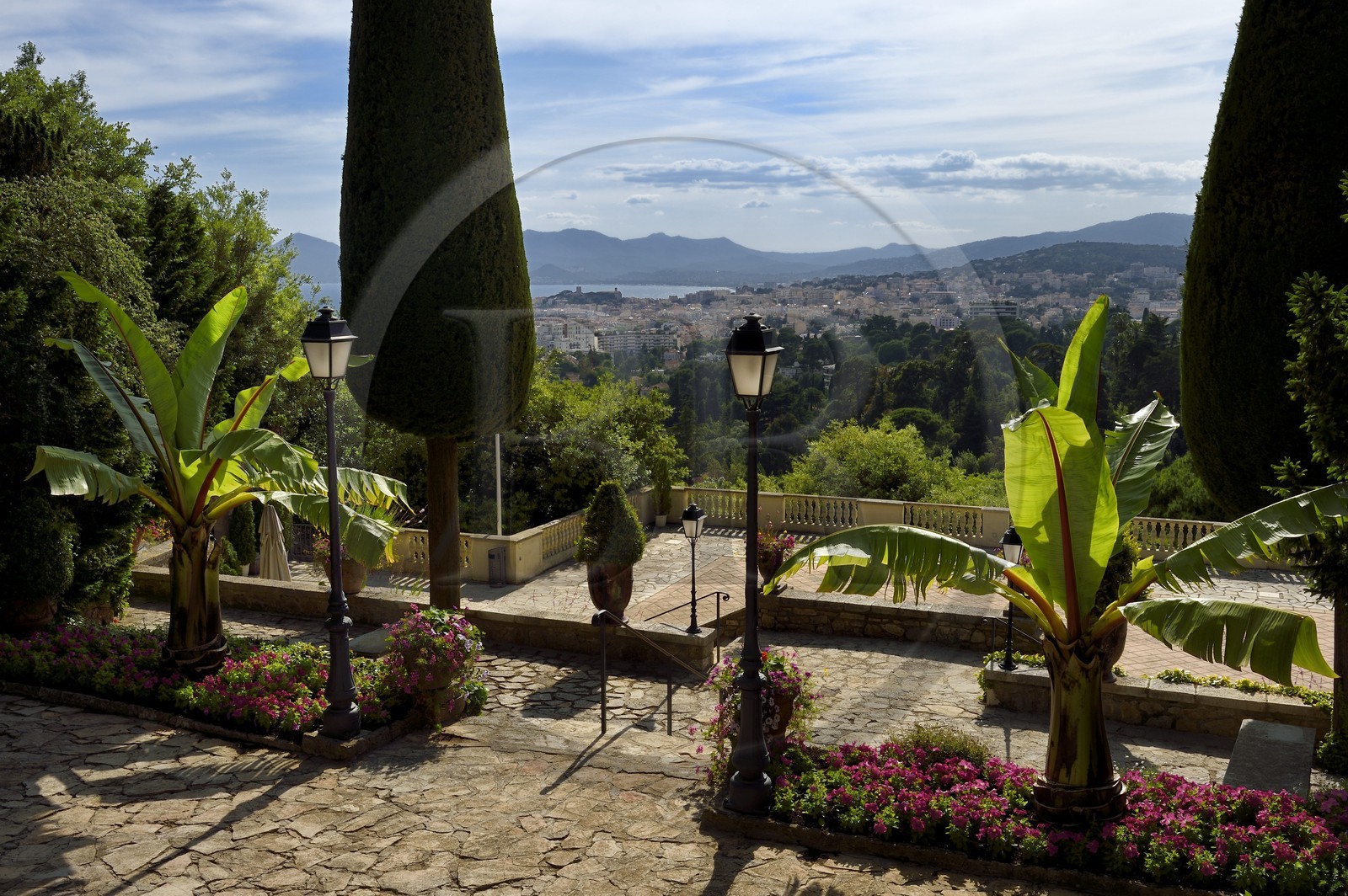 France, Alpes-Maritimes (06), Cannes, vue sur la baie de Cannes et le massif de l'Esterel depuis la villa Domergue