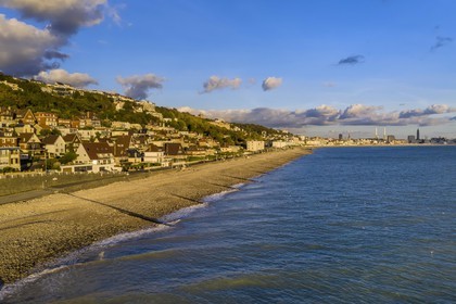 France, Seine-Maritime (76), la commune de Sainte-Adresse prolonge par la côte Le Havre qui est en arrière plan (vue aérienne)