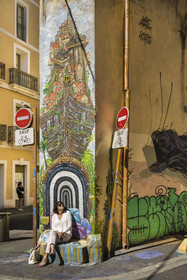 France, Hérault (34), Sète, fresque murale réalisée par le plasticien David Duart et le grapheur Naoui Restart censée évoquer le voyage à l'angle des rues de Tunis et Pierre Semard