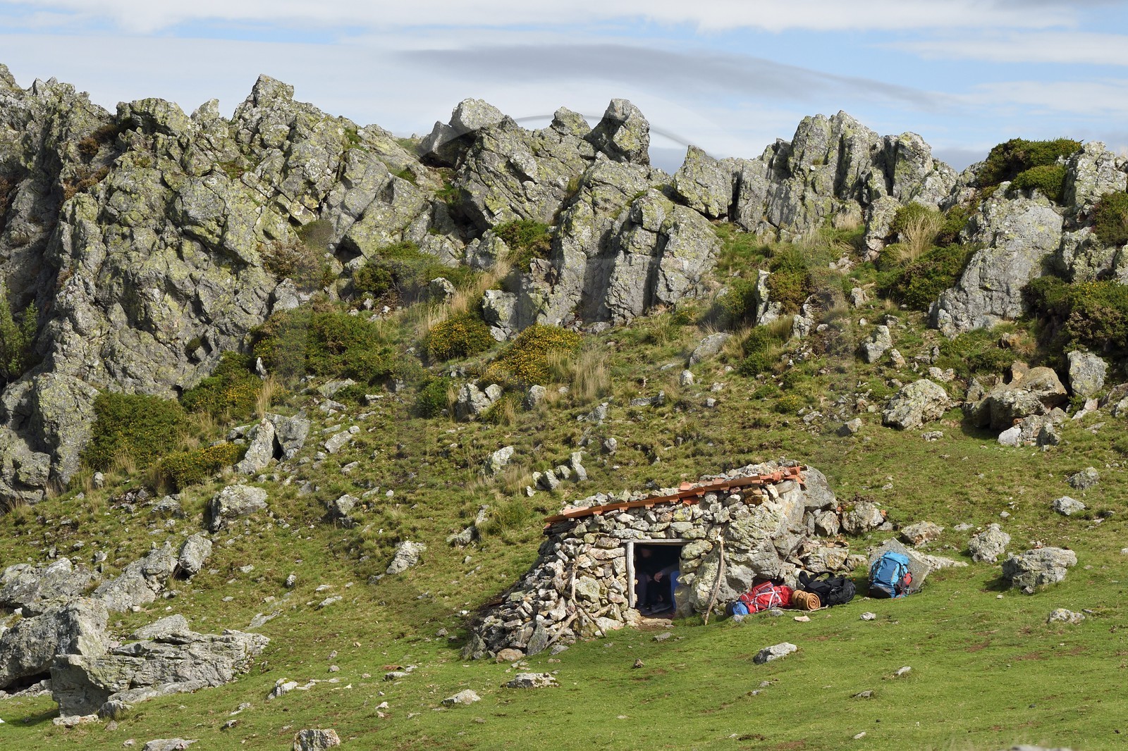 France, Pyrénées-Atlantiques (64), Pays-Basque, chemin de Saint-Jacques de Compostelle, petites maisons de berger appelées cayolar ou etxola et utilisées comme refuge par les randonneurs