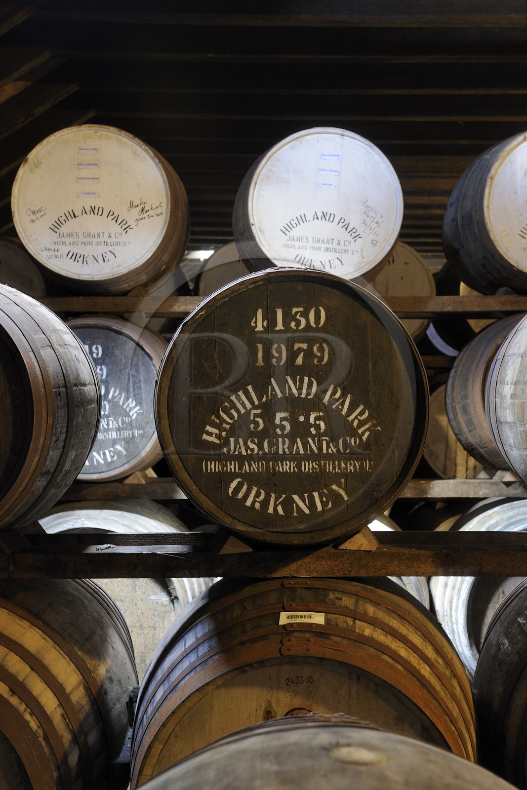 Royaume-Uni, Ecosse, Iles Orcades, Kirkwall, distillerie de whisky Highland Park, stockage pour faire vieillir le whisky