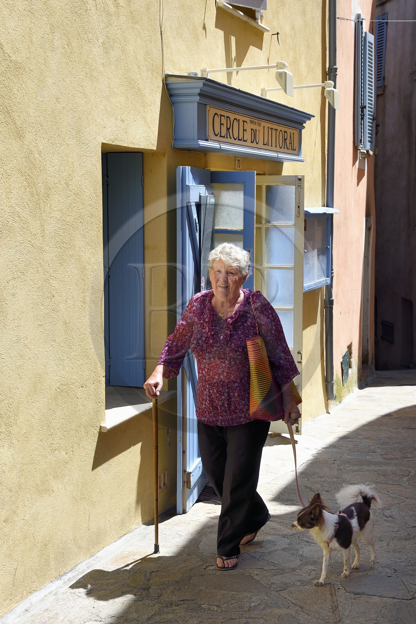 France, Var (83), Presqu'Ile de Saint-Tropez, Ramatuelle, place Gabriel Péri au coeur du vieux village, le Cercle du littoral (Café associatif)