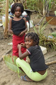Gabon, province de Ogooué- Maritime, Omboué, région du Loango, jeune fille