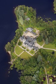 Royaume-Uni, Ecosse, Highland, Lochaber district, chateau Ardverikie construite dans le style écossais Baronial en 1870 sur les rives du Loch Laggan (vue aérienne)