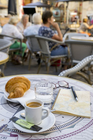 France, Côte-d'Or (21), Dijon, zone classée Patrimoine Mondial de l'UNESCO, place Rude, café croissant sur une table en terrasse d'un bistrot