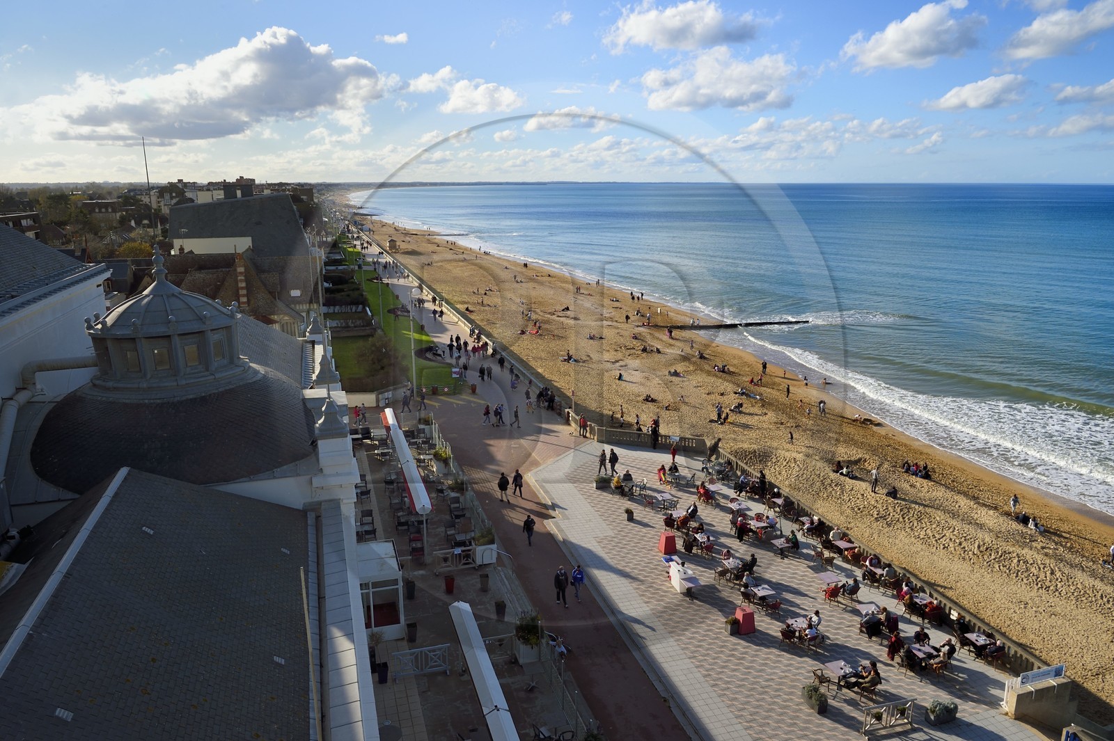 France, Calvados (14), Pays d'Auge, la côte Fleurie, Cabourg, vue sur le casino et la promenade du bord de mer depuis le Grand Hotel où Marcel Proust séjourna chaque été de 1907 à 1914