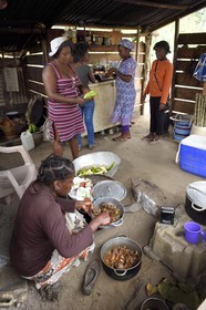 Gabon, province de Ogooué- Maritime, Omboué, région du Loango, préparation du repas en cuisine