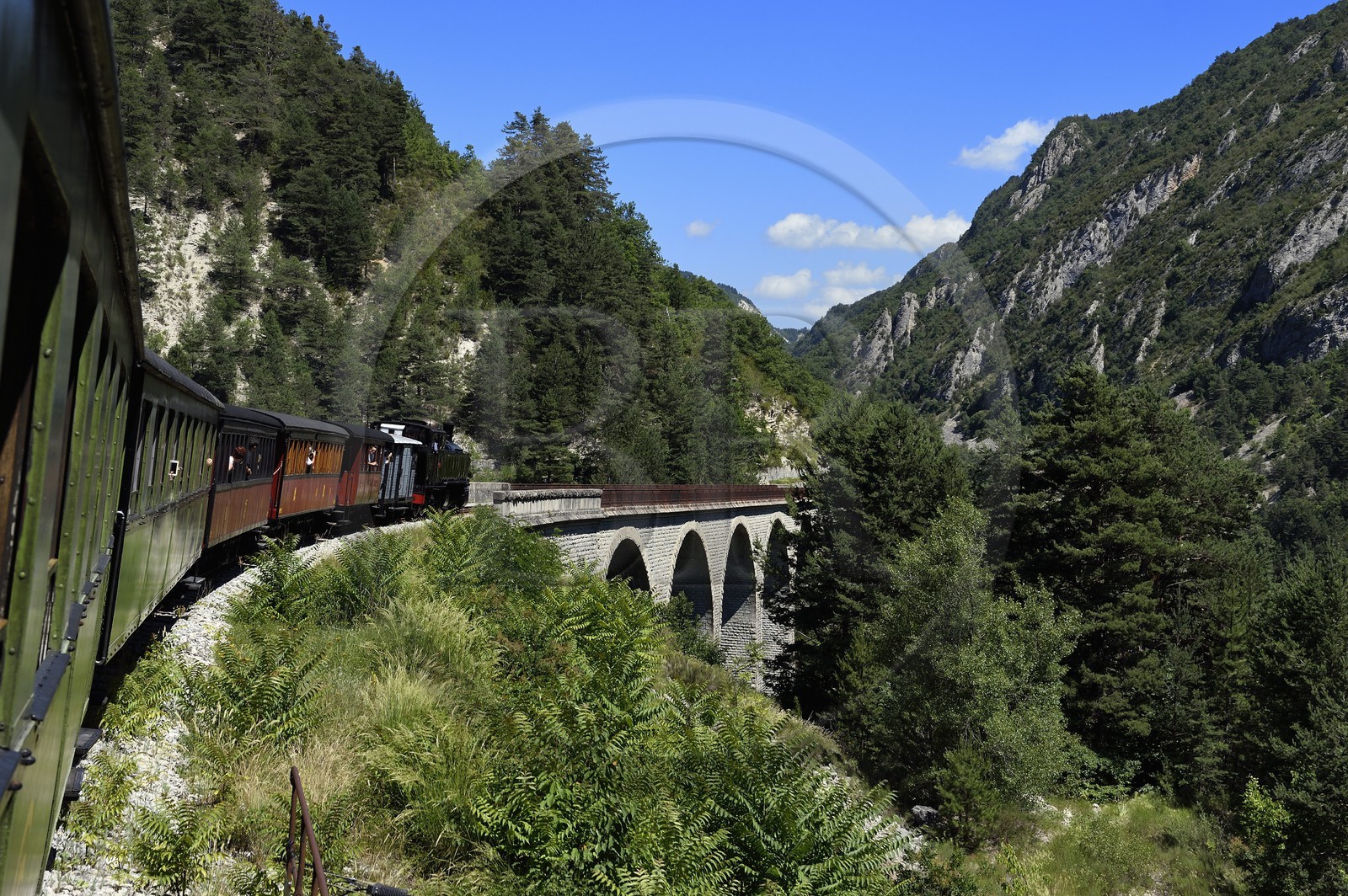 France, Alpes-de-Haute-Provence (04), les scaffarels vers Annot, le Train des Pignes au viaduc de la Donne