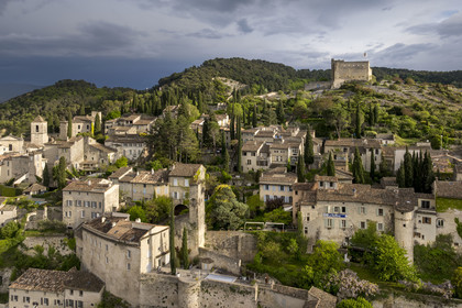 France, Vaucluse (84), Dentelles de Montmirail, Vaison-la-Romaine, la cité médiévale dominée par le chateau des Comtes de Toulouse construit au XIIe siècle et la tour beffroi du XIVe - XVIIIe siècle dite Tour de l'Horloge (vue aérienne)