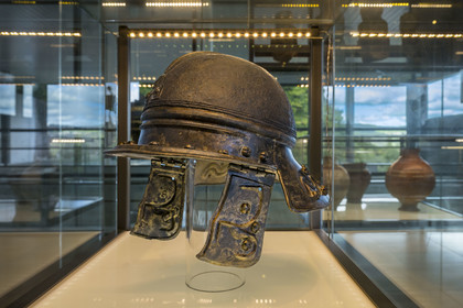 France, Saône-et-Loire (71), parc naturel régional du Morvan, Saint-Léger-sous-Beuvray, oppidum de Bibracte, capitale du peuple celte des Éduens, le musée de la civilisation celtique sur le mont Beuvray, casque en fer et bronze du Ier siècle avant notre ère (copie)