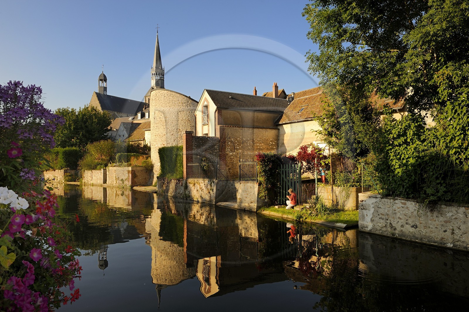 France, Eure-et-Loir (28), Bonneval, le fossé des remparts, enfants à la pêche
